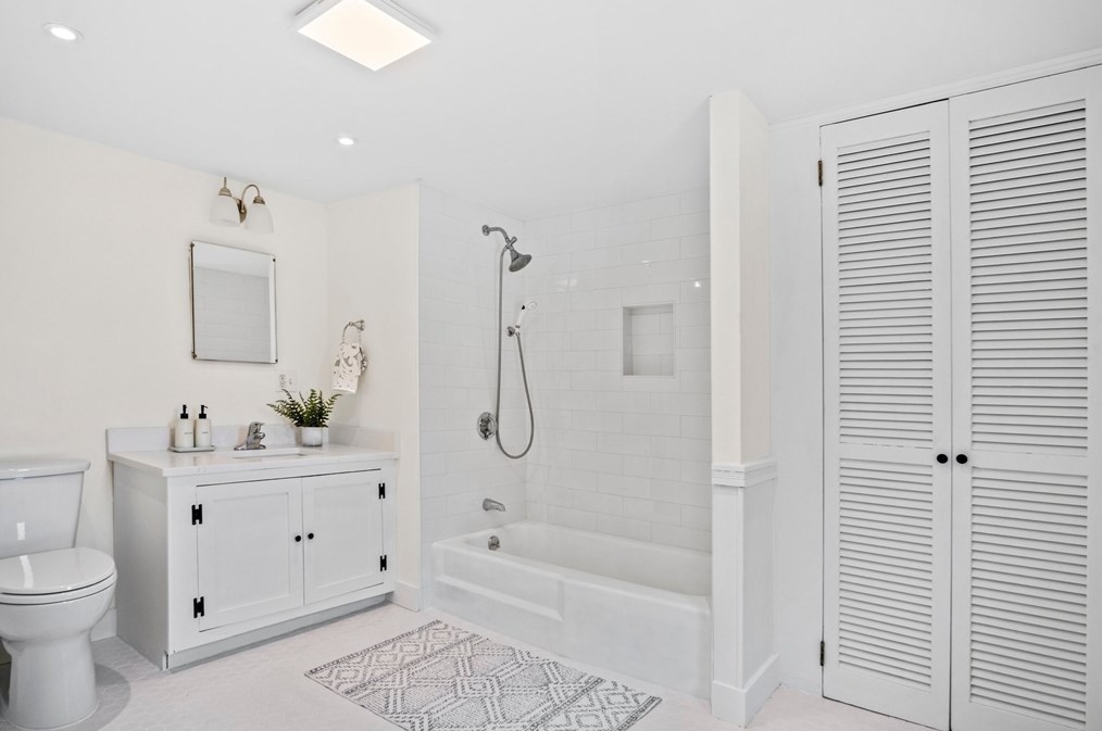 117 Mishawum Rd, Woburn MA 01801-2421 exterior