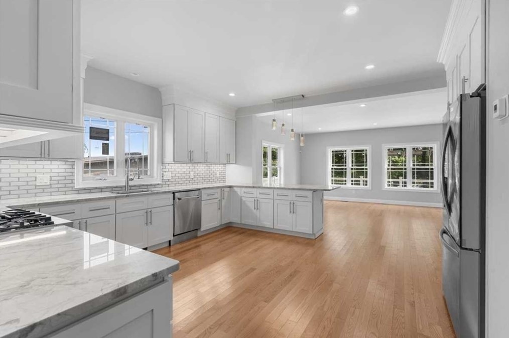 235 Lk Ave, Worcester MA 01604-5824 exterior