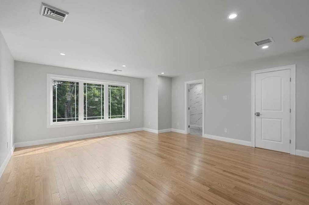 235 Lk Ave, Worcester MA 01604-5824 exterior