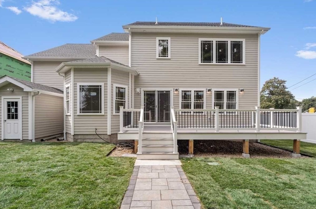 235 Lk Ave, Worcester MA 01604-5824 exterior