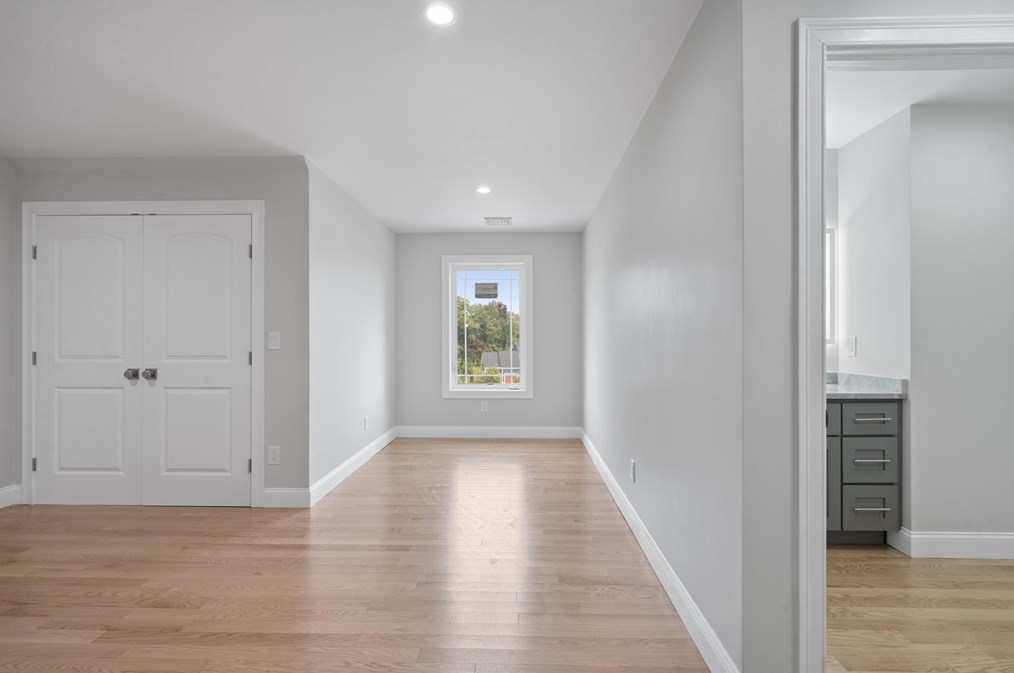 235 Lk Ave, Worcester MA 01604-5824 exterior