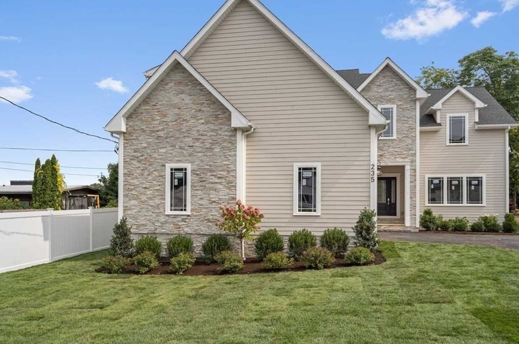 235 Lk Ave, Worcester MA 01604-5824 exterior