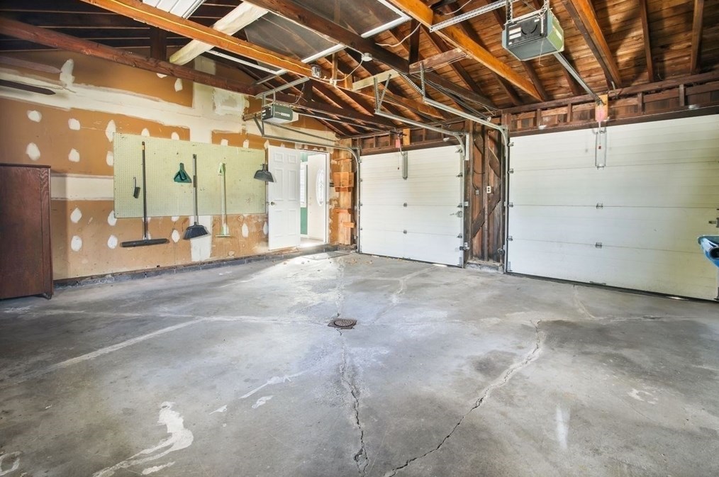 1066 Amostown Rd, West Springfield MA  01089-4304 exterior