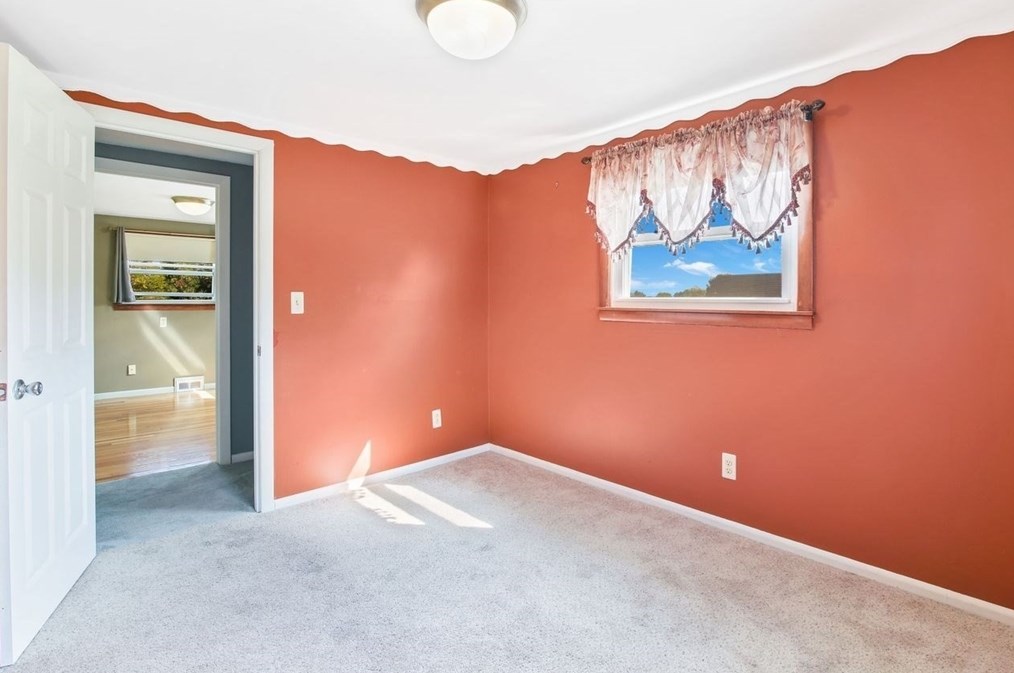 1066 Amostown Rd, West Springfield MA  01089-4304 exterior