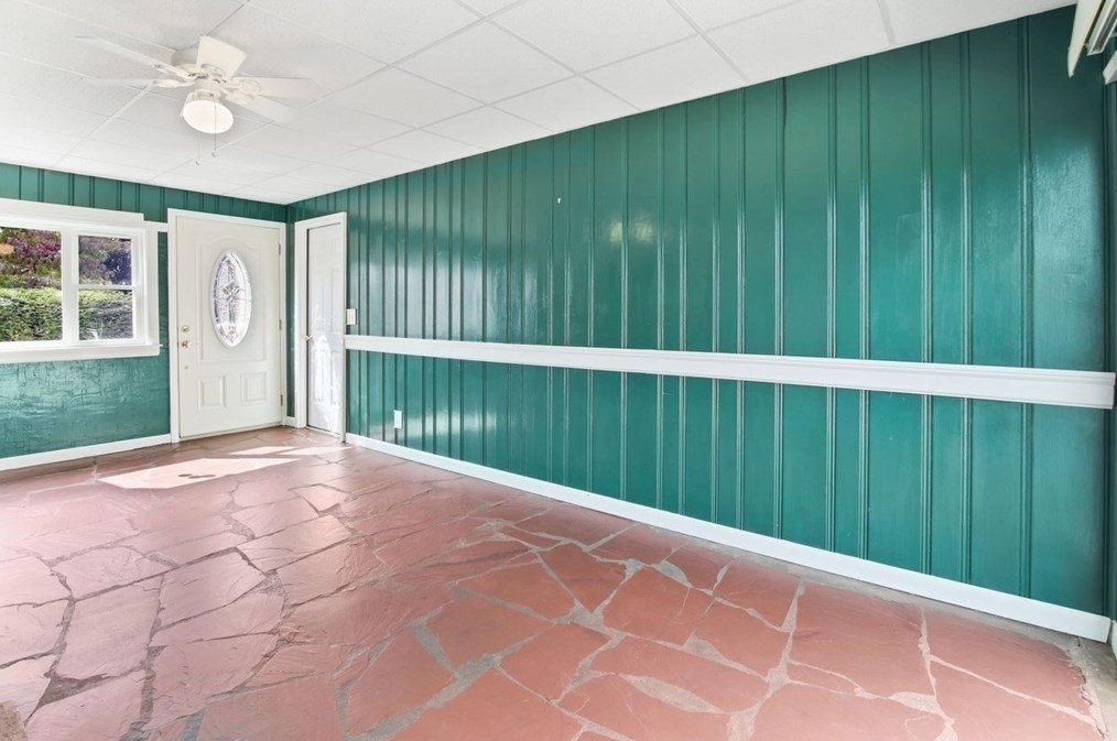 1066 Amostown Rd, West Springfield MA  01089-4304 exterior