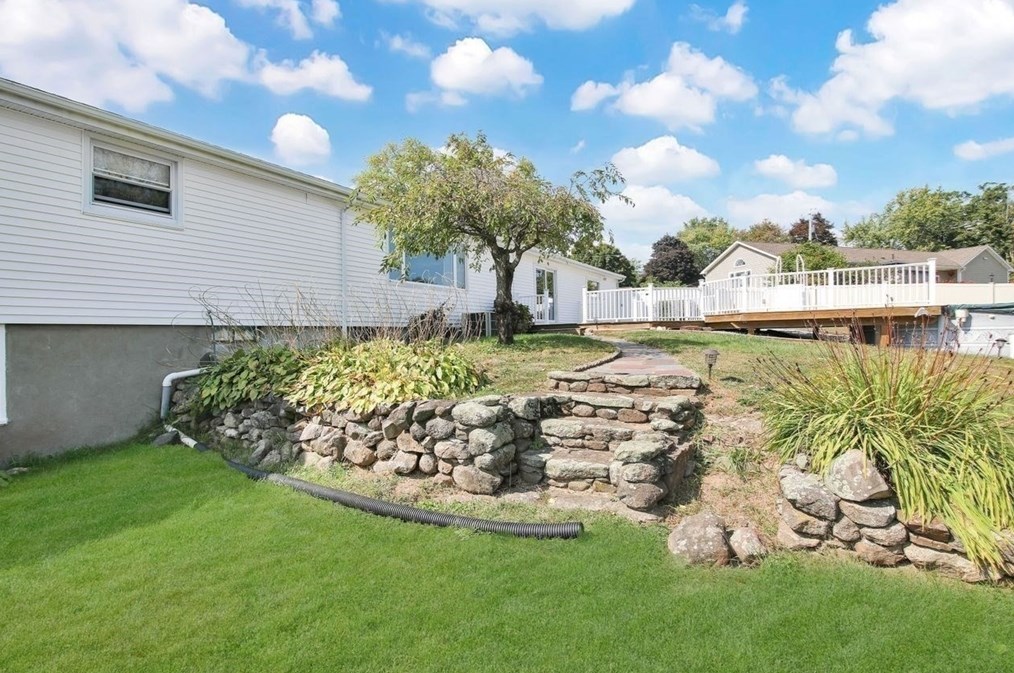 1066 Amostown Rd, West Springfield MA  01089-4304 exterior