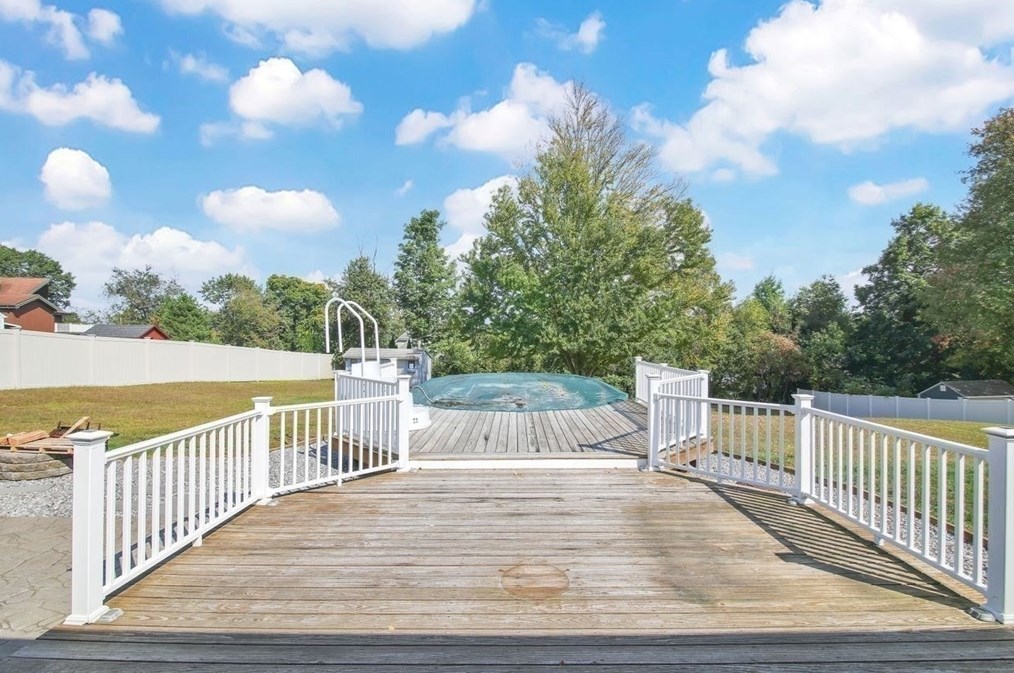 1066 Amostown Rd, West Springfield MA  01089-4304 exterior