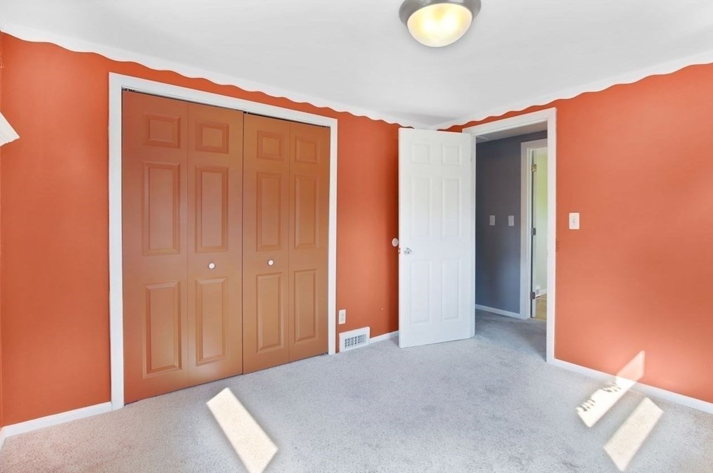 1066 Amostown Rd, West Springfield MA  01089-4304 exterior