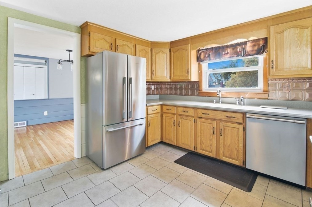 1066 Amostown Rd, West Springfield MA  01089-4304 exterior