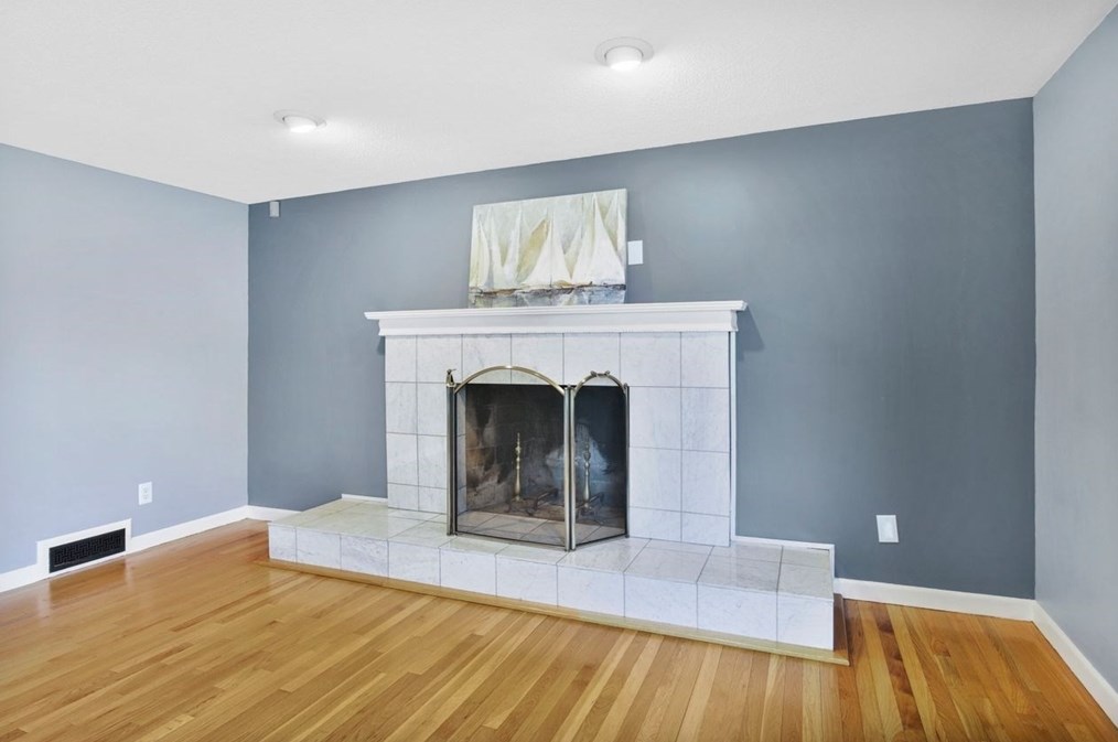 1066 Amostown Rd, West Springfield MA  01089-4304 exterior