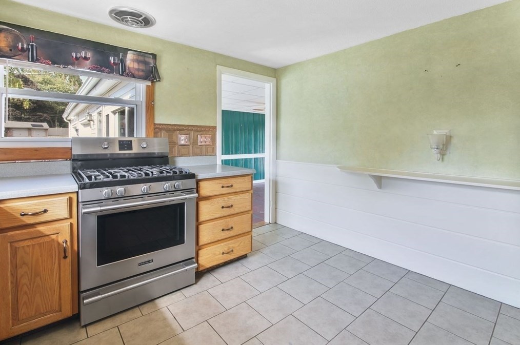 1066 Amostown Rd, West Springfield MA  01089-4304 exterior