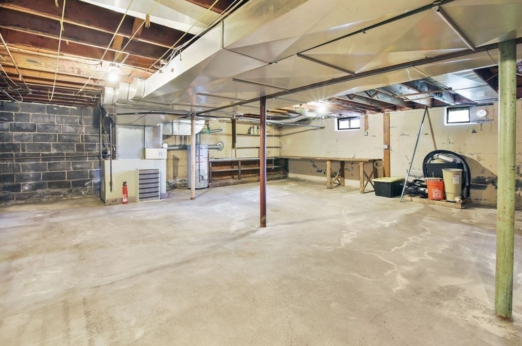 1066 Amostown Rd, West Springfield MA  01089-4304 exterior