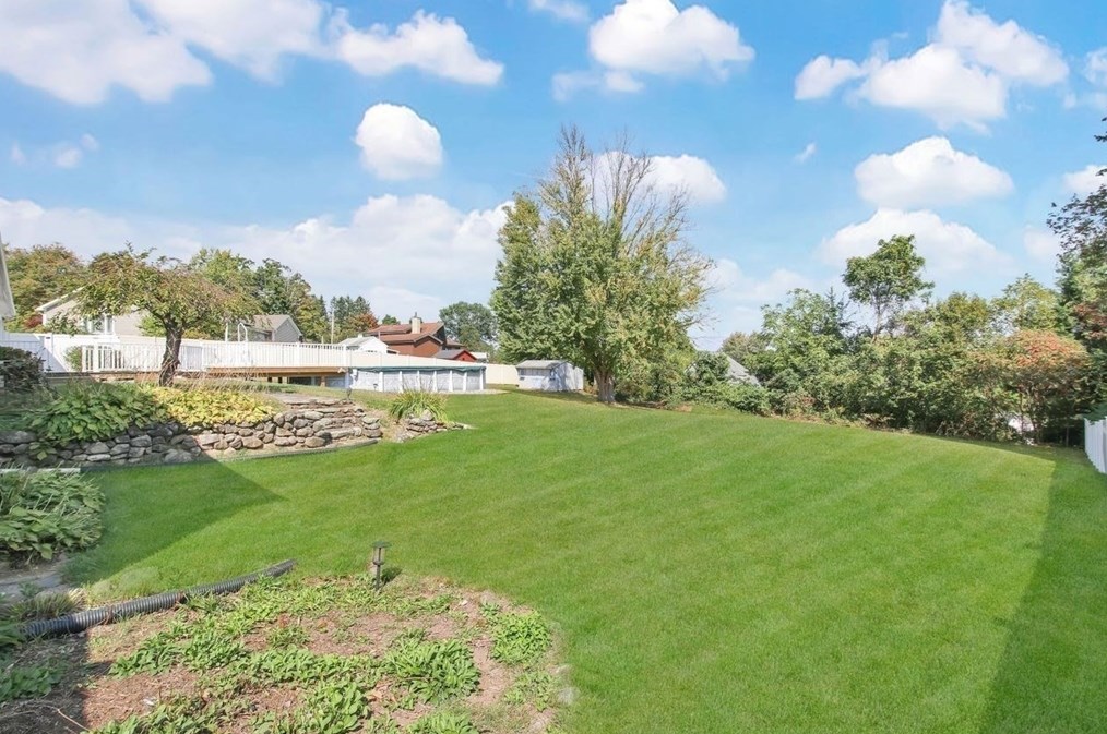 1066 Amostown Rd, West Springfield MA  01089-4304 exterior