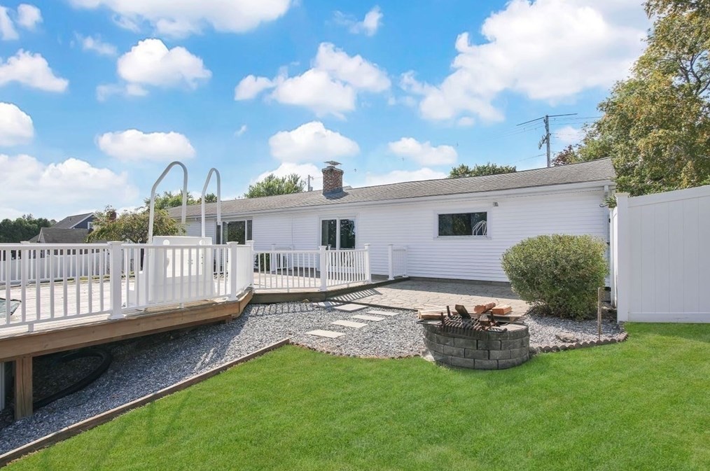 1066 Amostown Rd, West Springfield MA  01089-4304 exterior