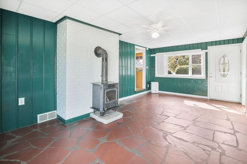 1066 Amostown Rd, West Springfield MA  01089-4304 exterior