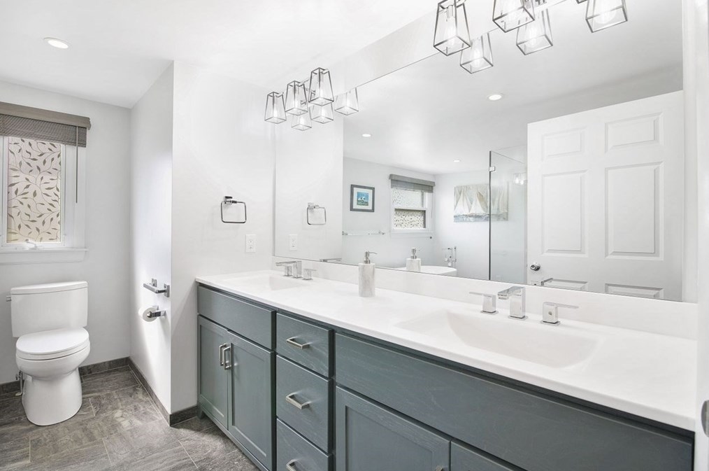 1066 Amostown Rd, West Springfield MA  01089-4304 exterior