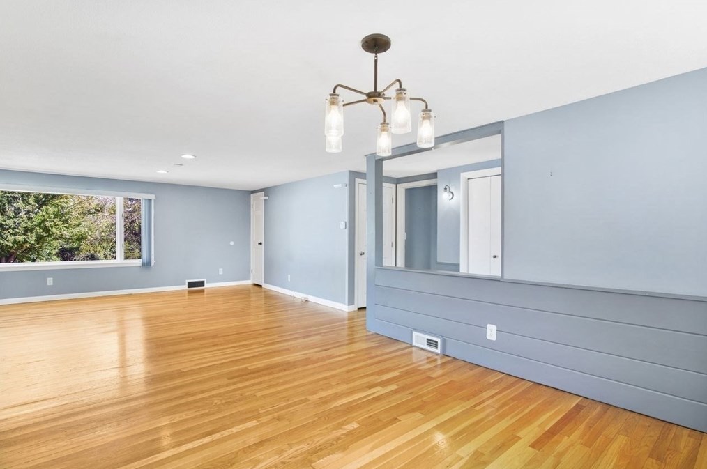 1066 Amostown Rd, West Springfield MA  01089-4304 exterior