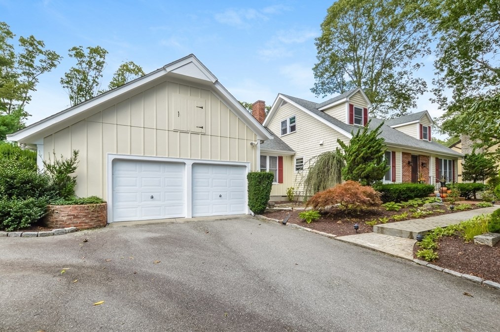 57 Alice St, Dartmouth MA 02747-1915 exterior