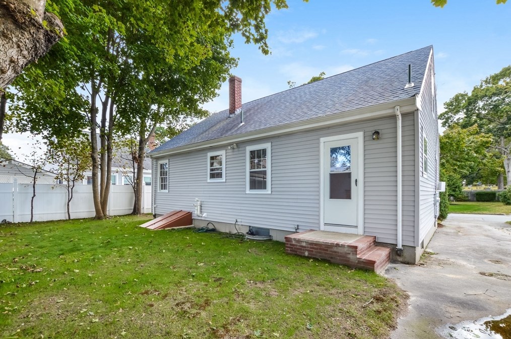 234 Pne Grv St, New Bedford MA 02745-2615 exterior