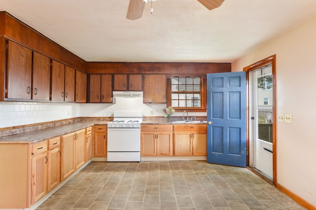 234 Pne Grv St, New Bedford MA 02745-2615 exterior