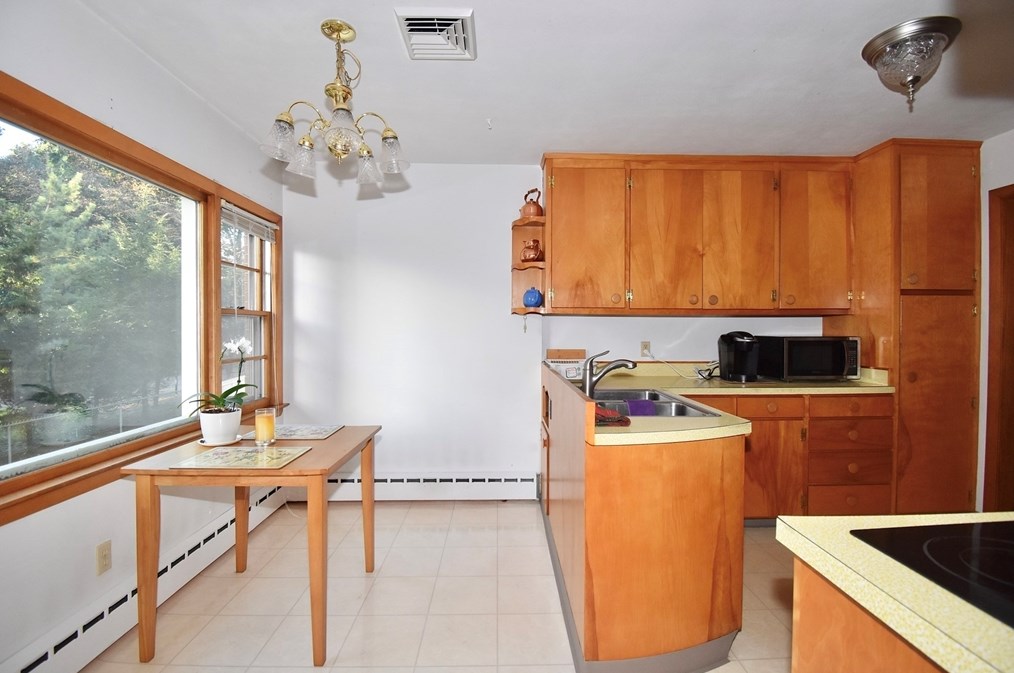 442 Prospect St, Chicopee MA 01013-4047 exterior