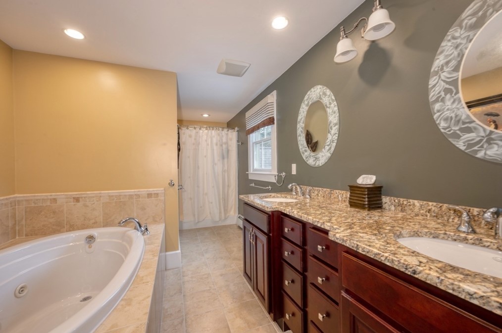 302 Pleasant St, Weymouth MA 02190-2621 exterior