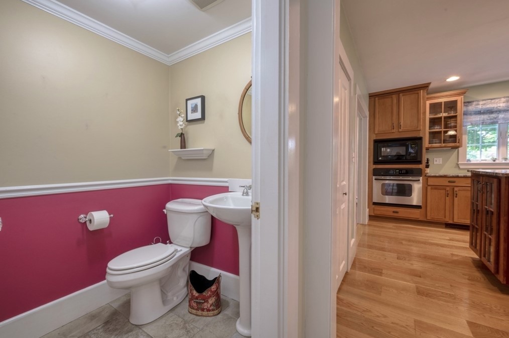 302 Pleasant St, Weymouth MA 02190-2621 exterior