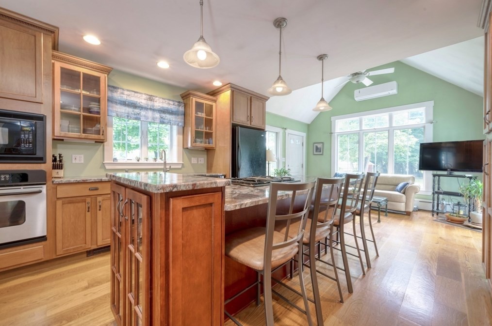 302 Pleasant St, Weymouth MA 02190-2621 exterior