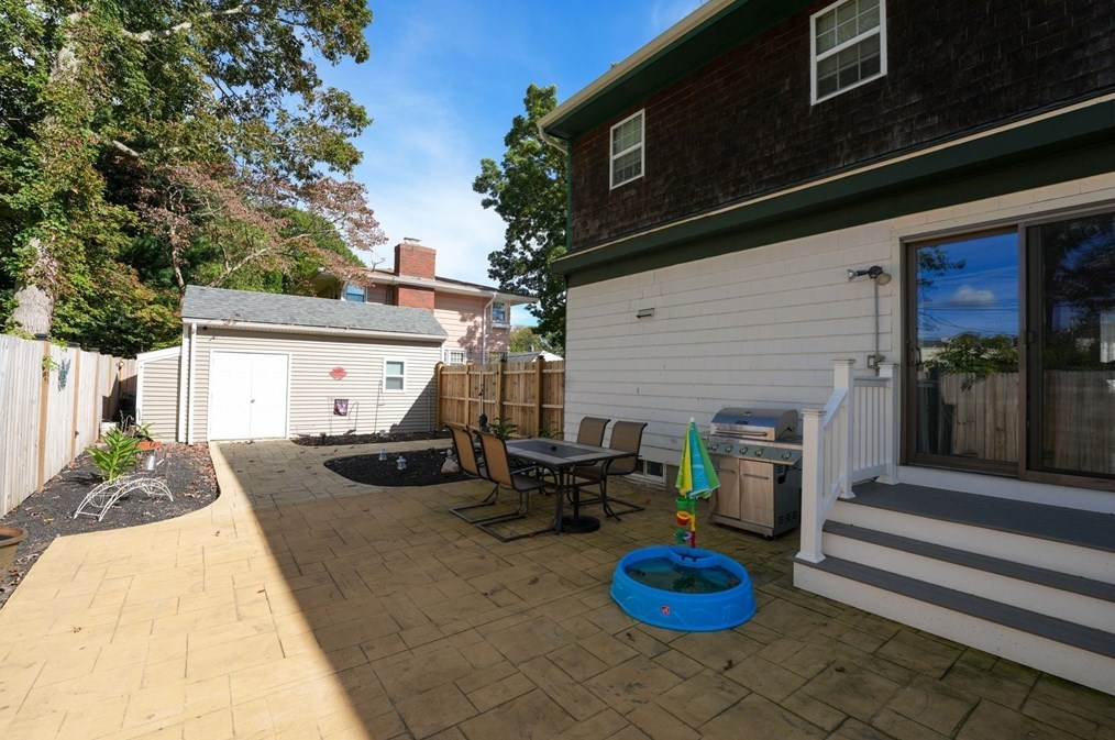 55 Lexington Ave, Dartmouth MA 02747-3407 exterior