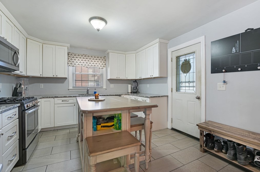 55 Lexington Ave, Dartmouth MA 02747-3407 exterior