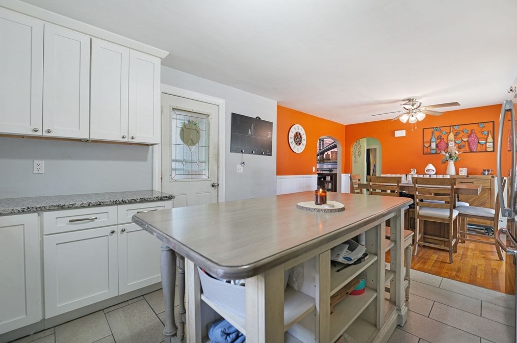 55 Lexington Ave, Dartmouth MA 02747-3407 exterior