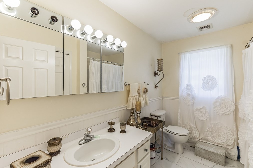 1 Aster Ln, Dartmouth MA 02748-1785 exterior