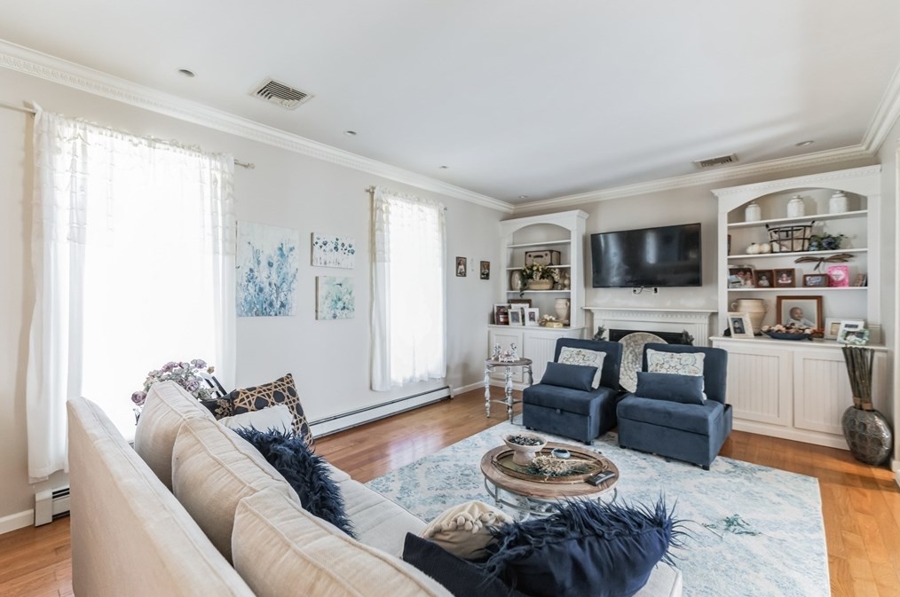 1 Aster Ln, Dartmouth MA 02748-1785 exterior