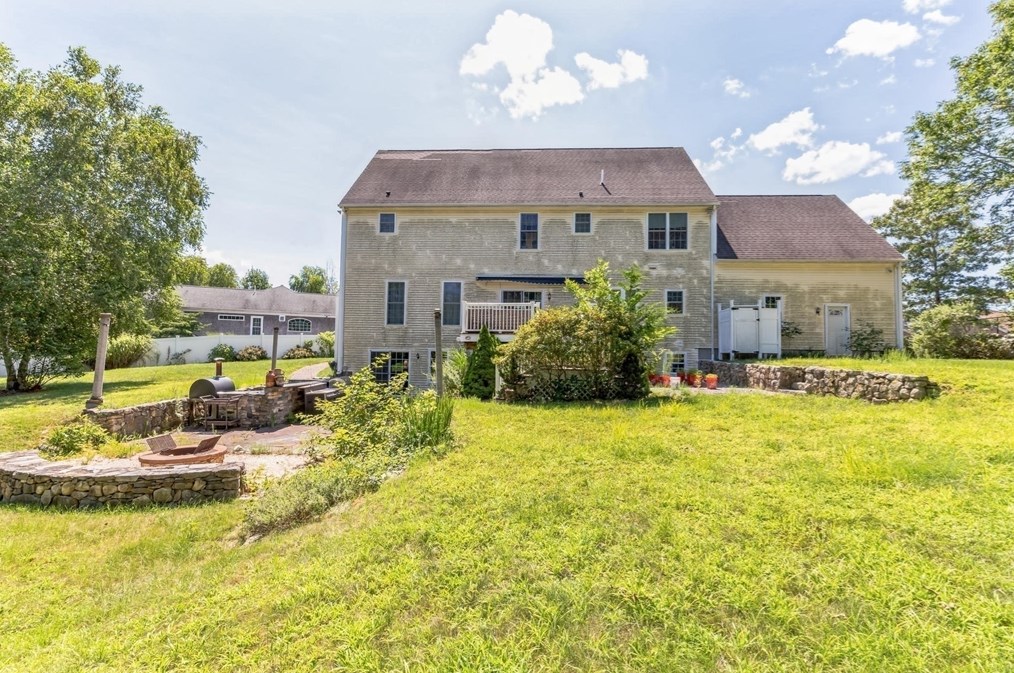 1 Aster Ln, Dartmouth MA 02748-1785 exterior