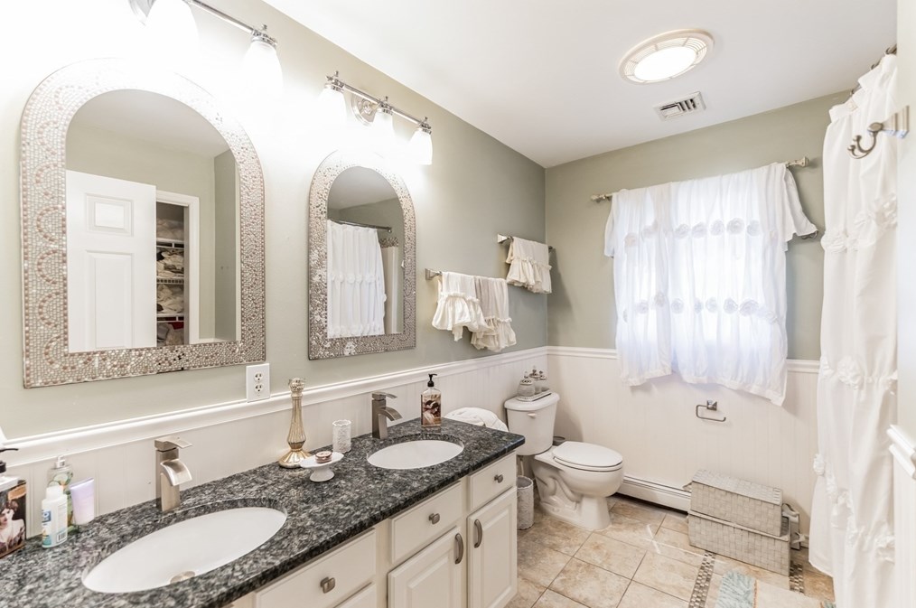 1 Aster Ln, Dartmouth MA 02748-1785 exterior