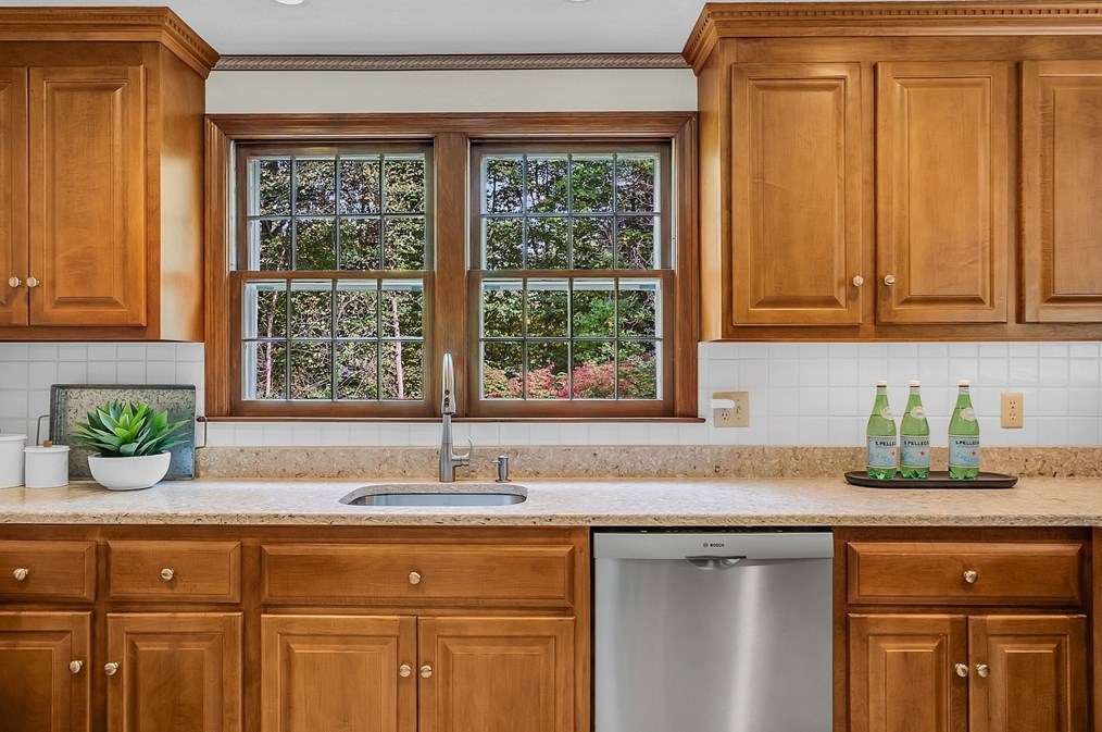 44 Thomas Dr, Chelmsford MA 01824-2010 exterior