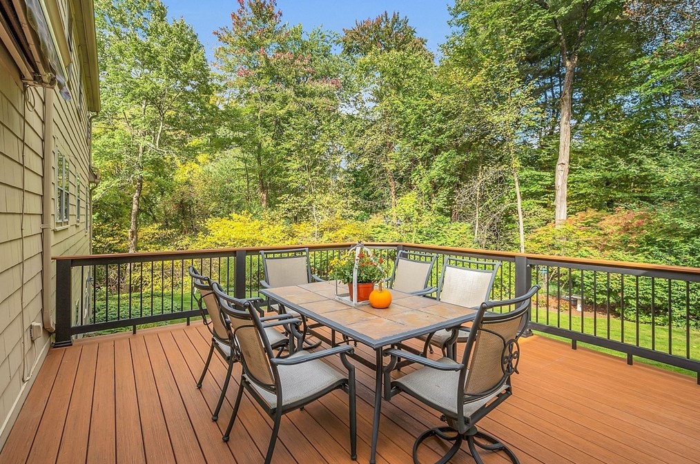 44 Thomas Dr, Chelmsford MA 01824-2010 exterior