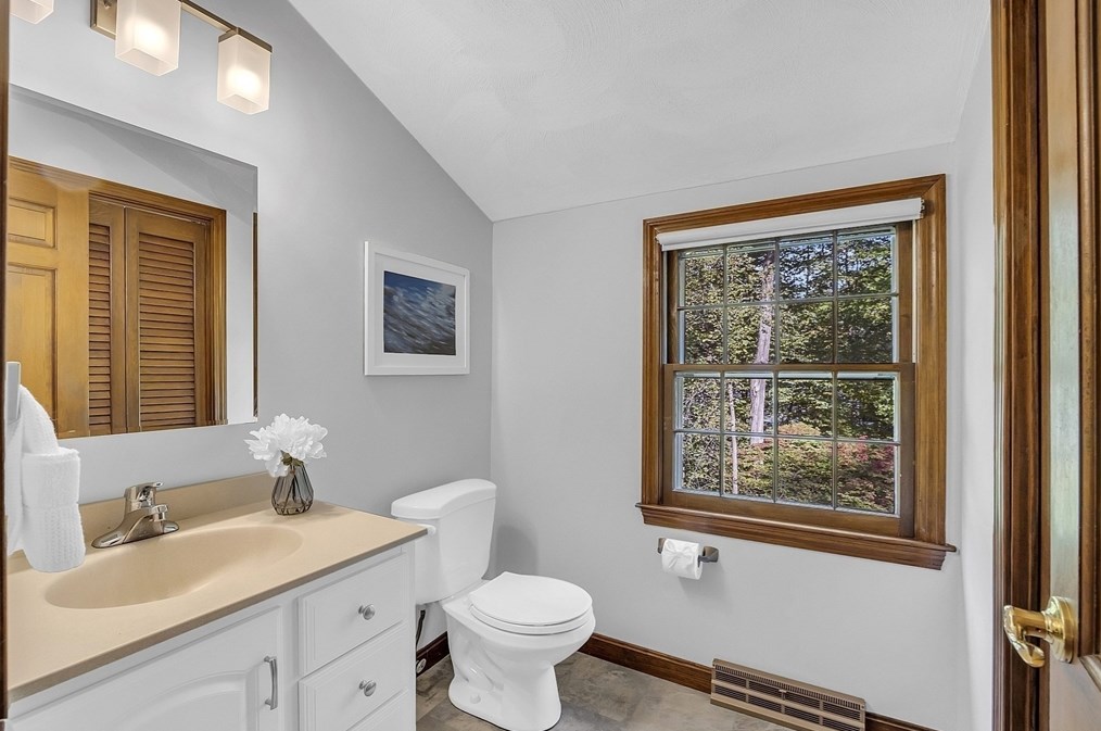 44 Thomas Dr, Chelmsford MA 01824-2010 exterior