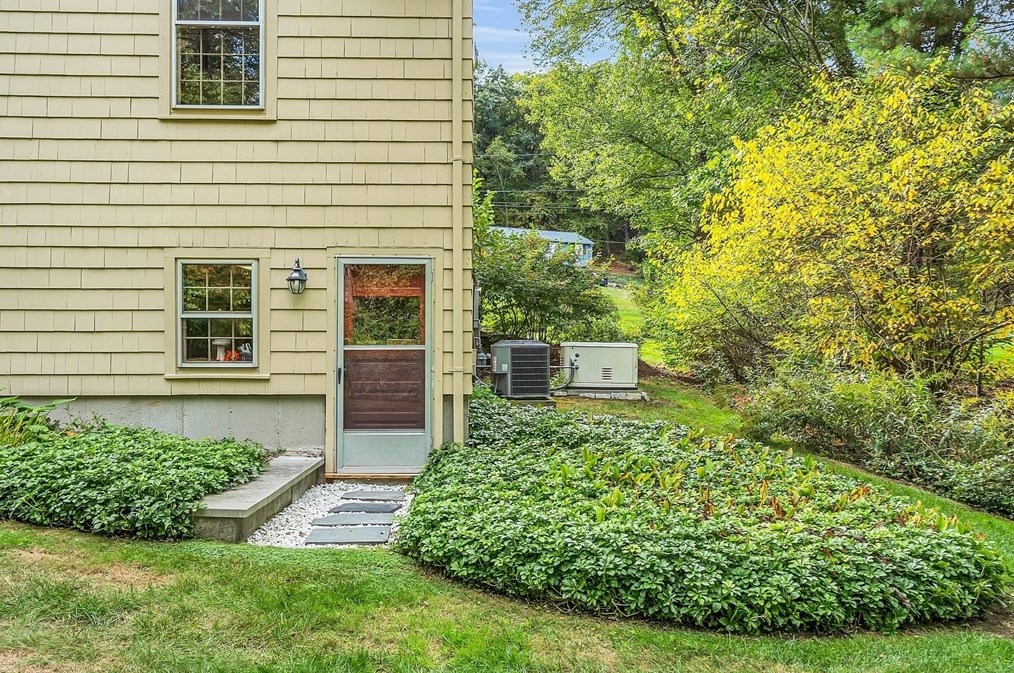 44 Thomas Dr, Chelmsford MA 01824-2010 exterior