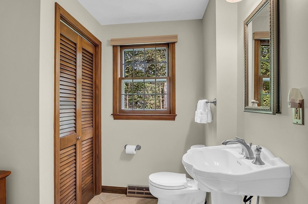 44 Thomas Dr, Chelmsford MA 01824-2010 exterior