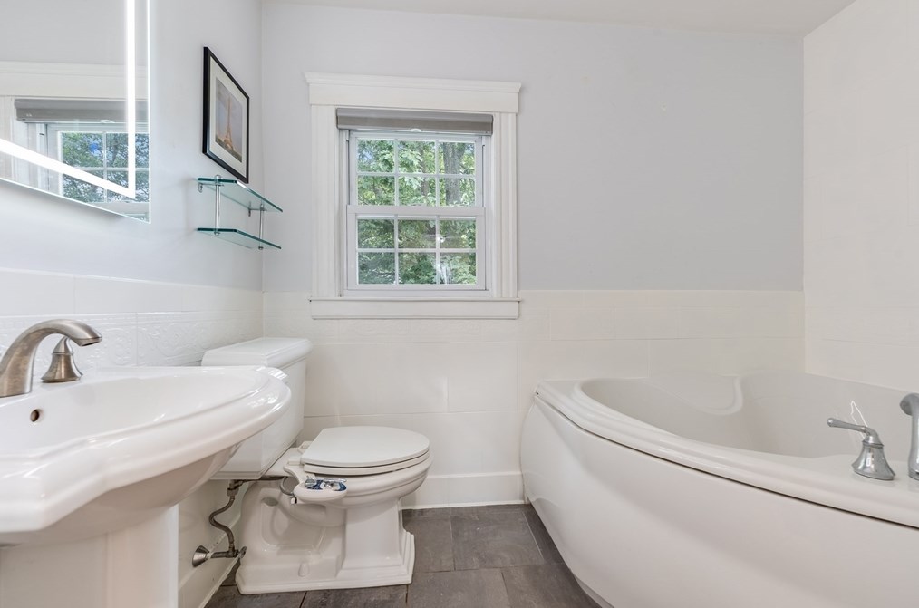 1449 Quincy Shore Dr, Quincy MA 02171-2932 exterior