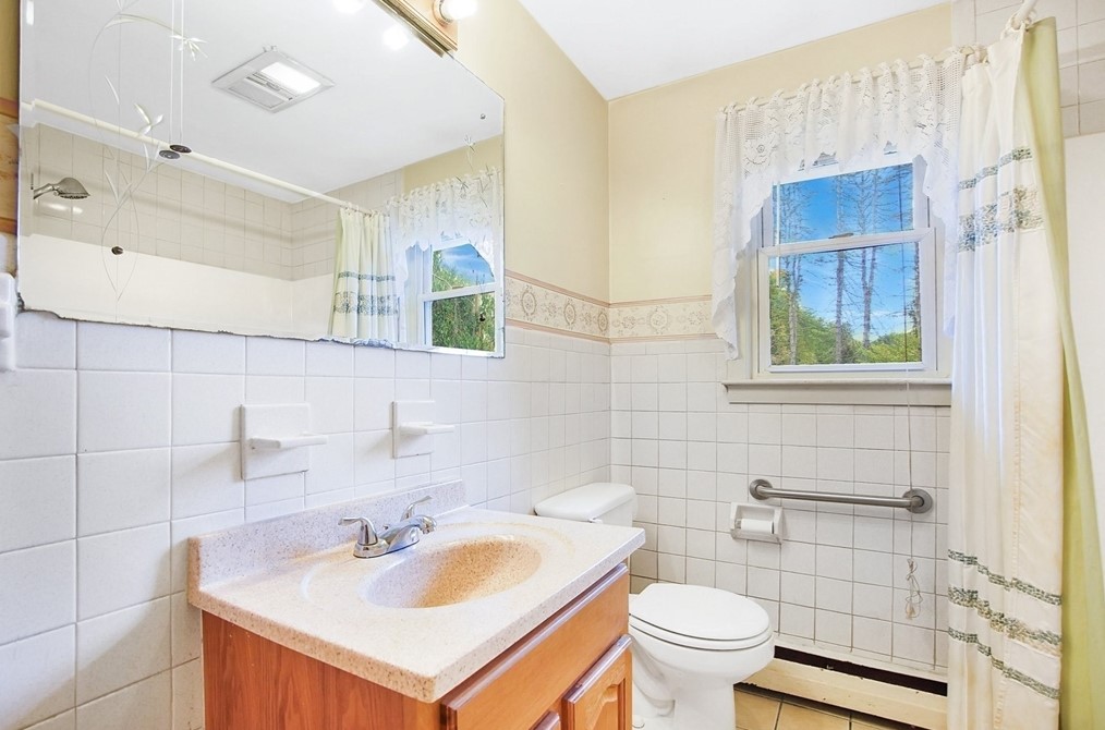 75 Hadley St, South Hadley MA 01075-1047 exterior