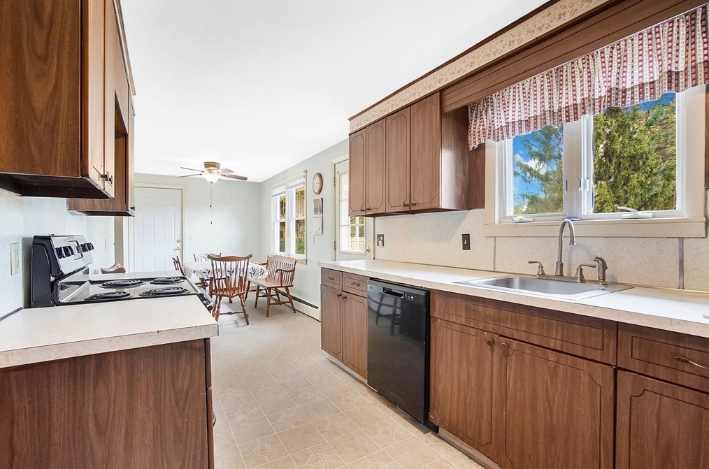 75 Hadley St, South Hadley MA 01075-1047 exterior