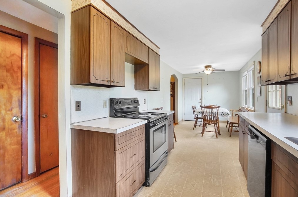 75 Hadley St, South Hadley MA 01075-1047 exterior