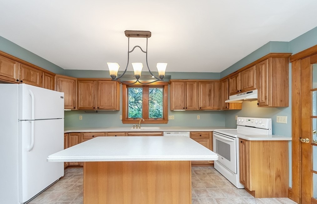 2677 Main St, Lancaster MA 01523-2327 exterior