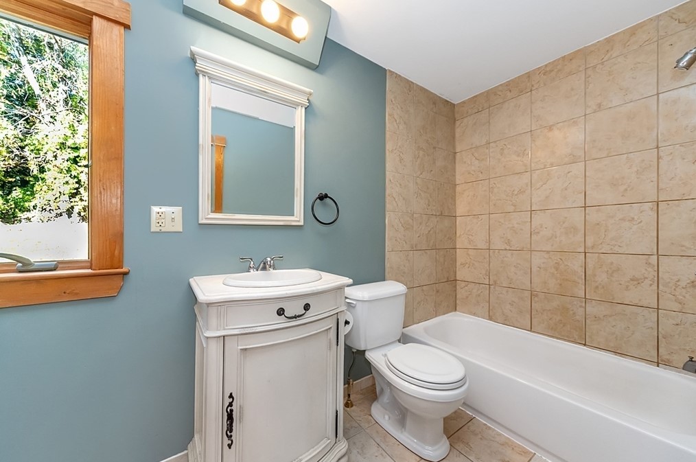 2677 Main St, Lancaster MA 01523-2327 exterior