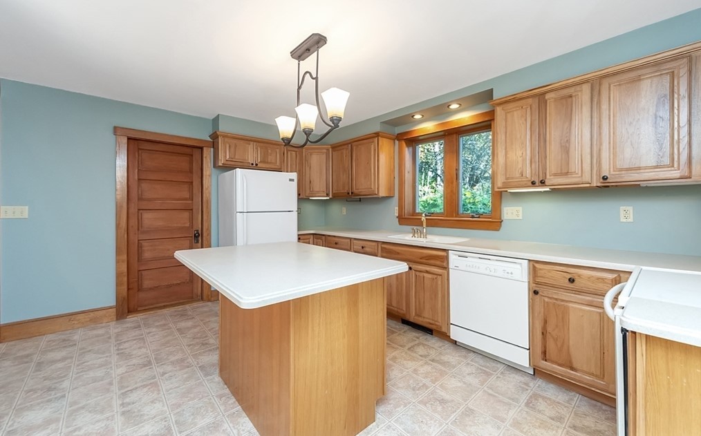 2677 Main St, Lancaster MA 01523-2327 exterior