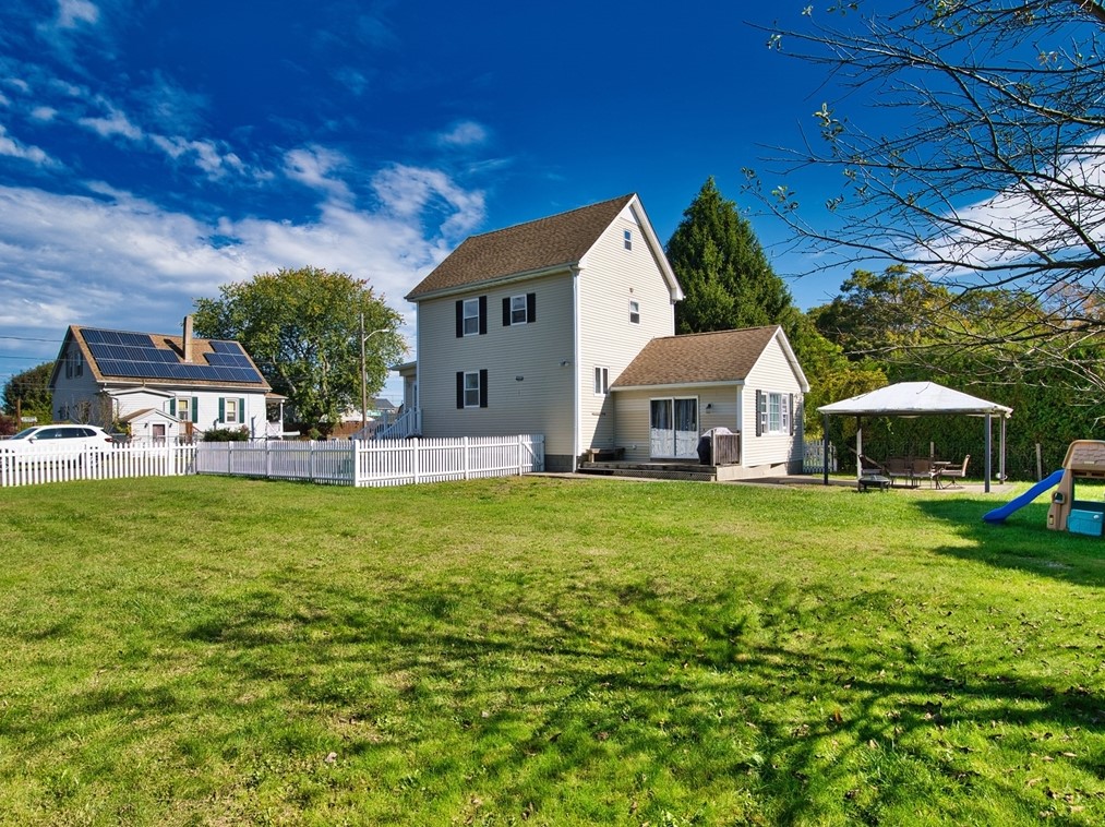 3 Wordell St, Dartmouth MA  02748-1600 exterior