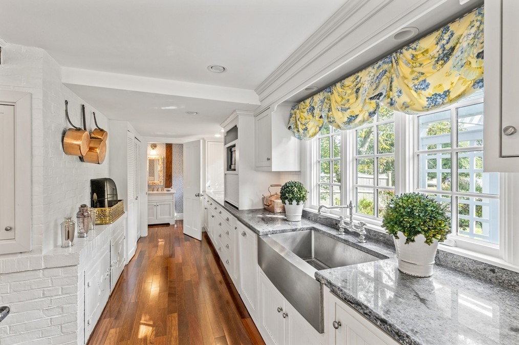 4259 Main St, Barnstable MA 02630-1140 exterior