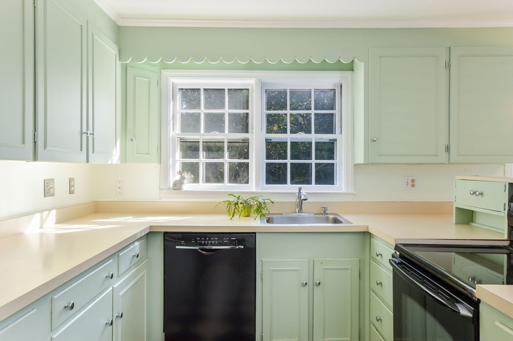 190 Plymouth St, New Bedford MA 02740-2256 exterior